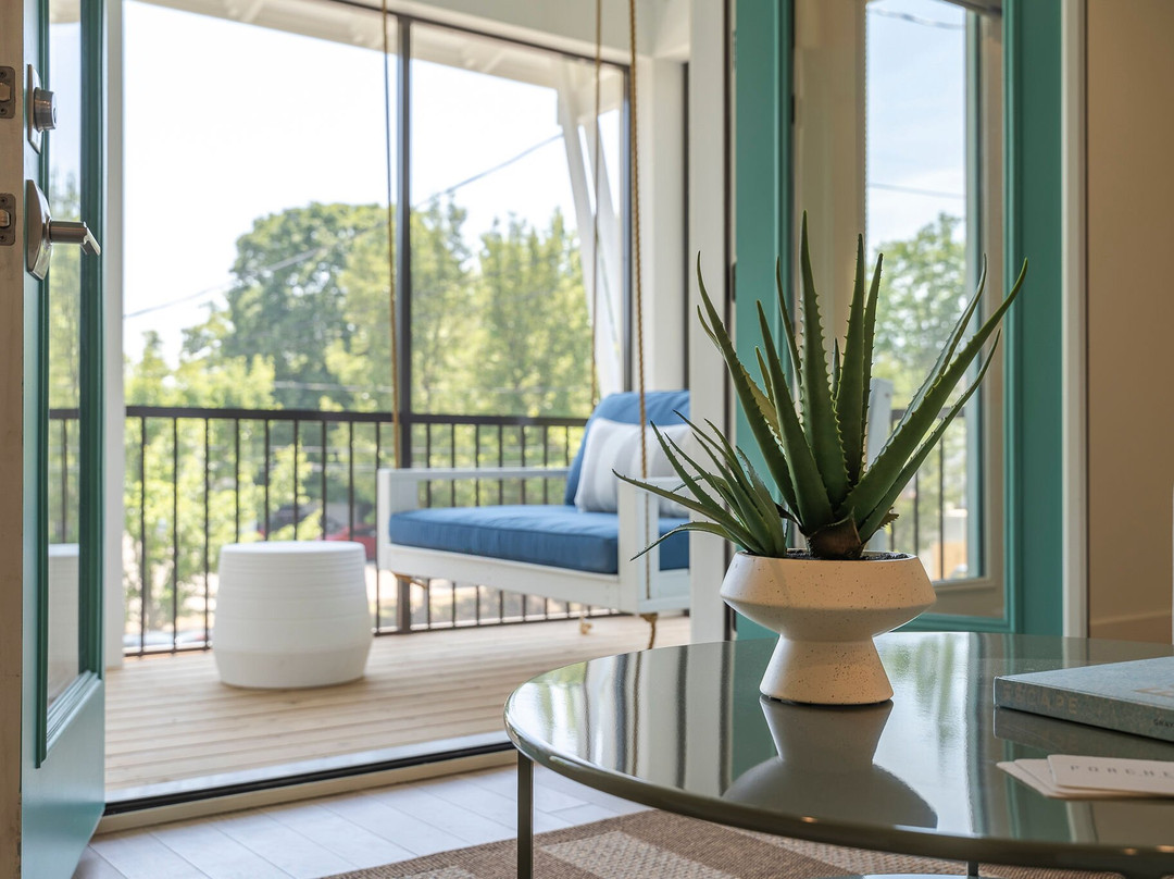 Porches On Mason Inn & Suites