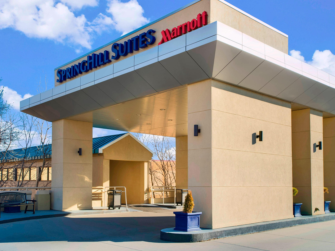 劳伦斯春季山丘套房酒店主图