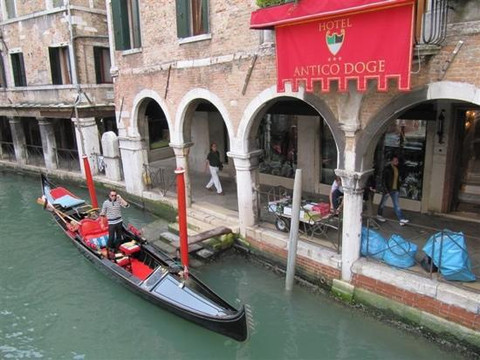 安缇卡道奇酒店主图