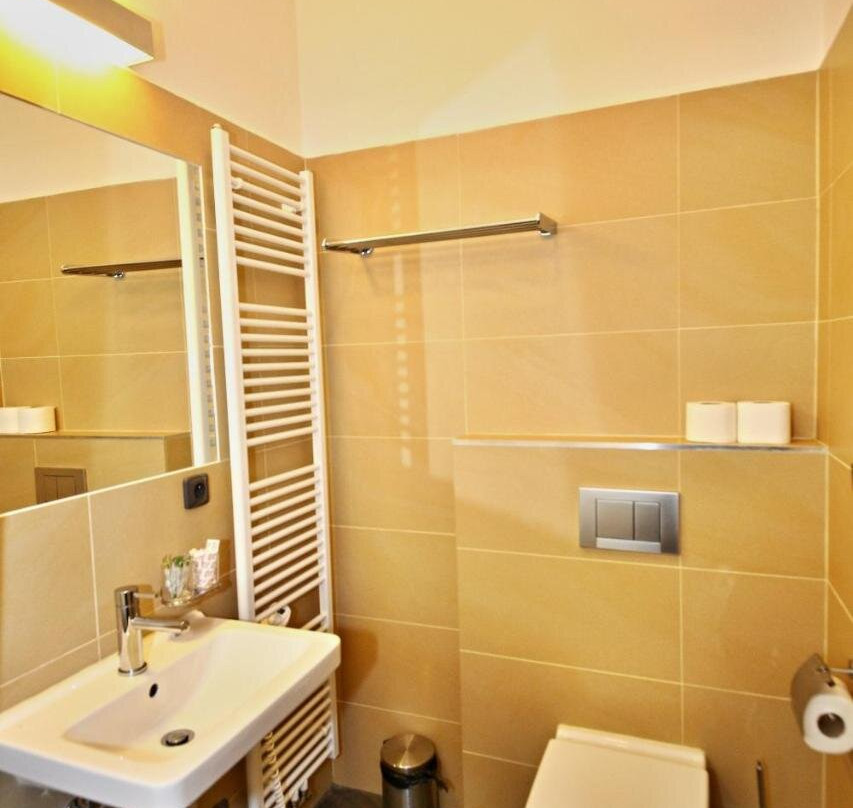 Kamyk nad Vltavou酒店住宿-Pension Jezerna