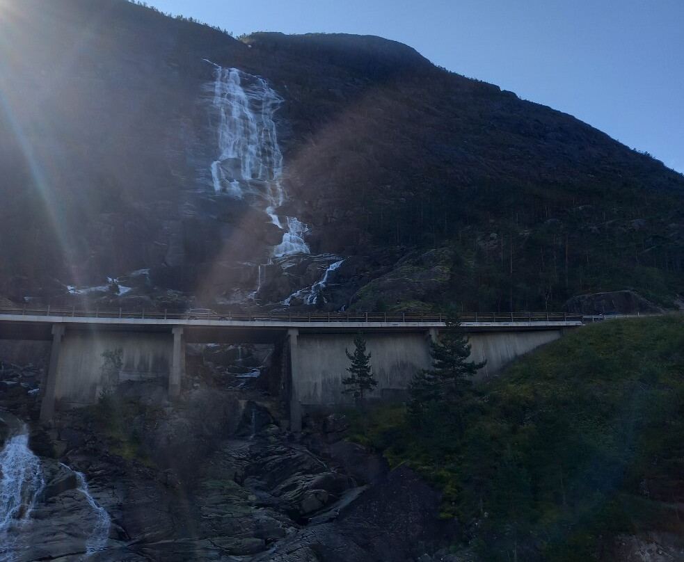 Langfoss Waterfall-Fjaera必去景点