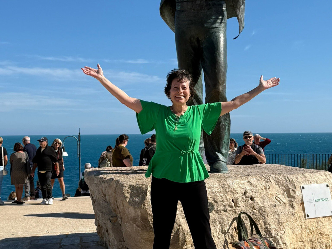 Statua di Domenico Modugno-波利尼亚诺阿马雷必去景点