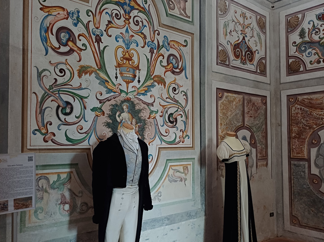 Palazzi del 500 e del 700 di Villa Litta-拉伊纳泰必去景点