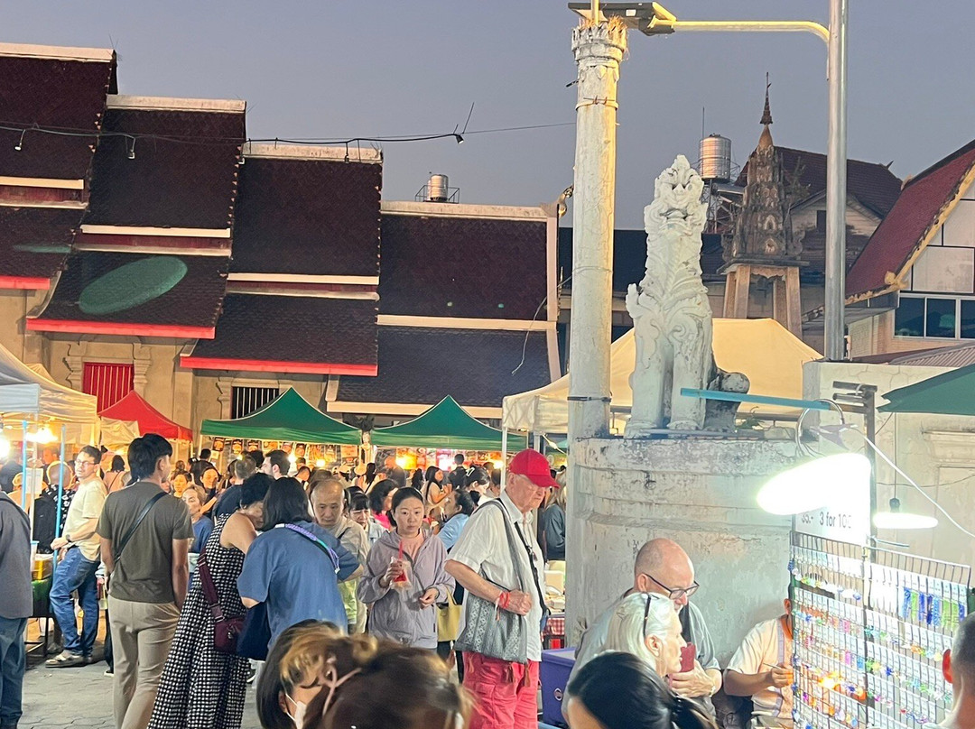 Sunday Night Market-Si Phum必去景点