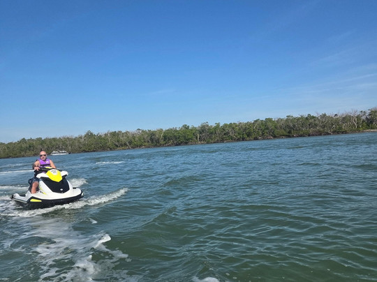 Holiday Water Sports-迈尔斯堡海滩必去景点