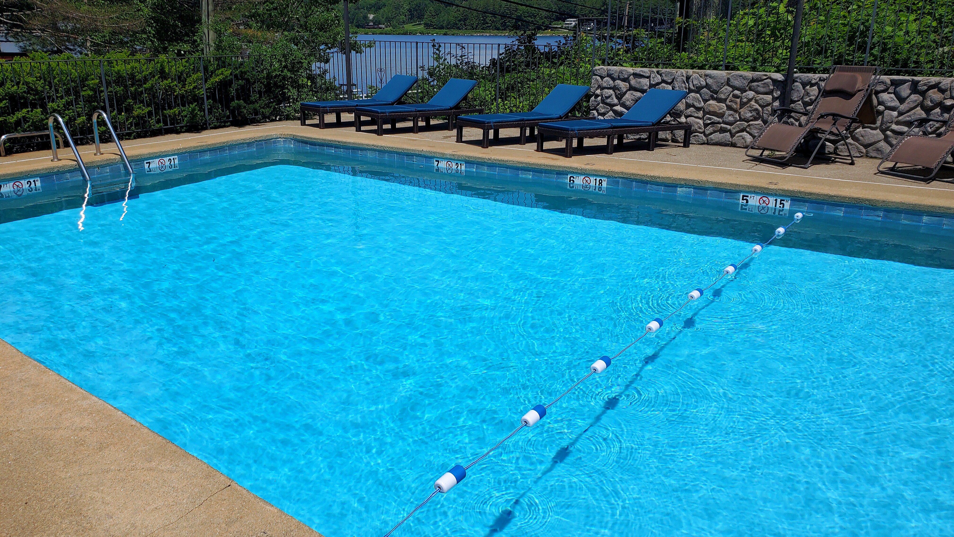 Birch Knoll Motel-泳池