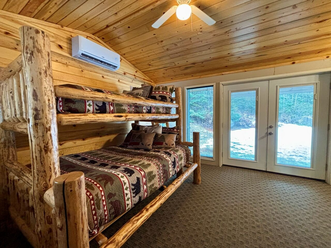 The Riverfront Motel & Cabins主图