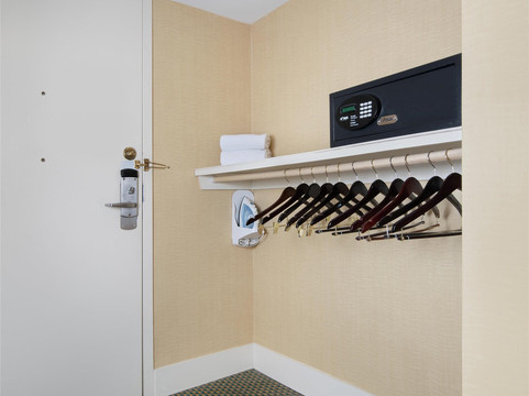 斯坦福希尔顿逸林酒店主图