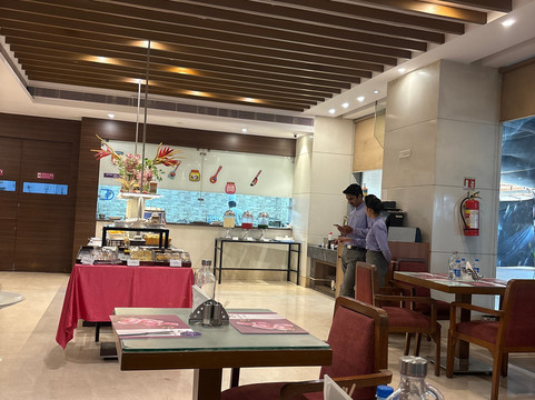 雷根塔中央异域风情大酒店主图