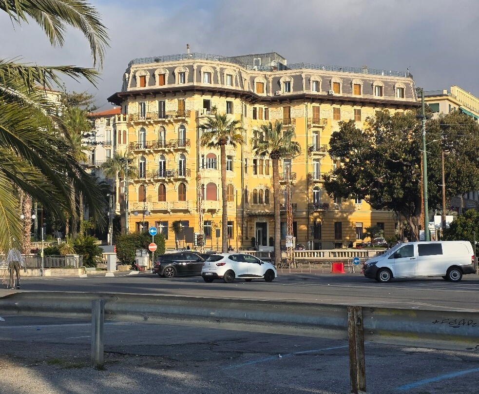 罗立皇宫酒店主图