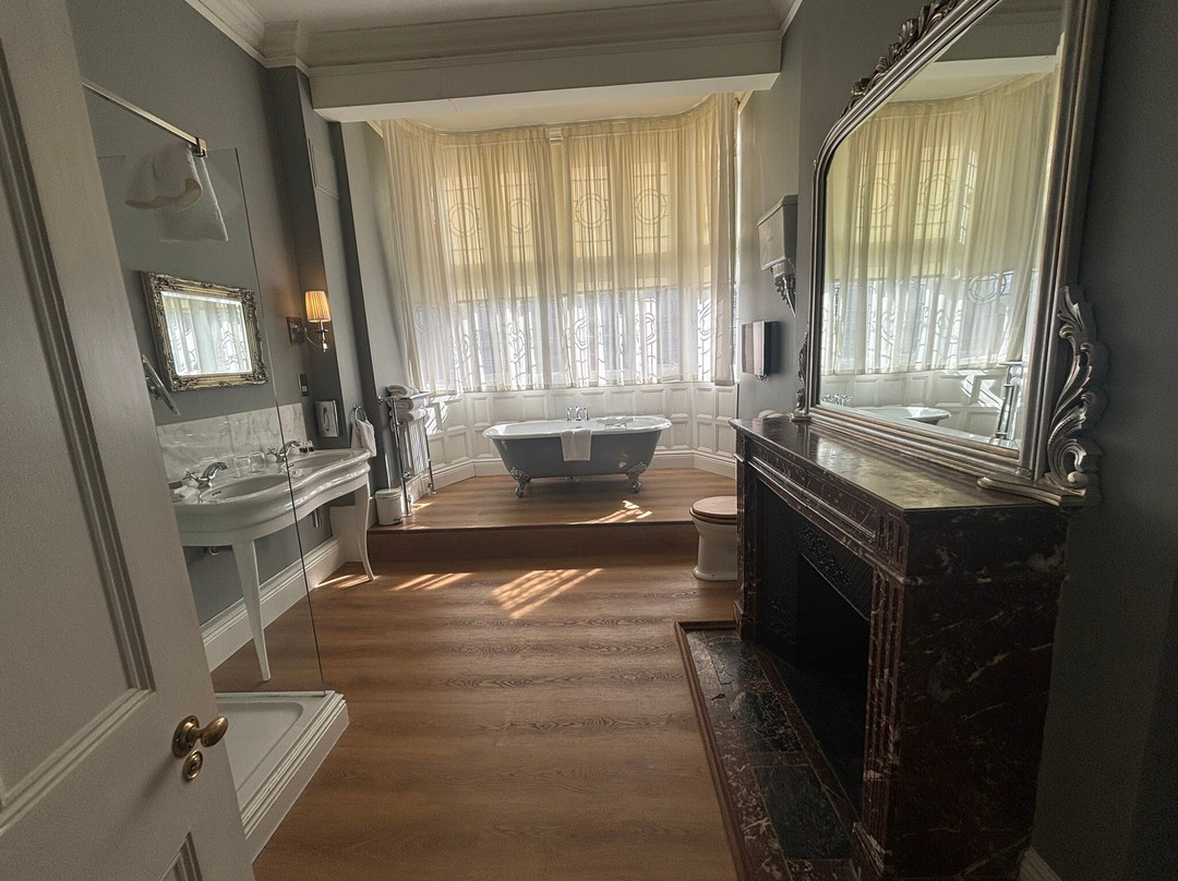 拉什顿霍尔Spa酒店主图