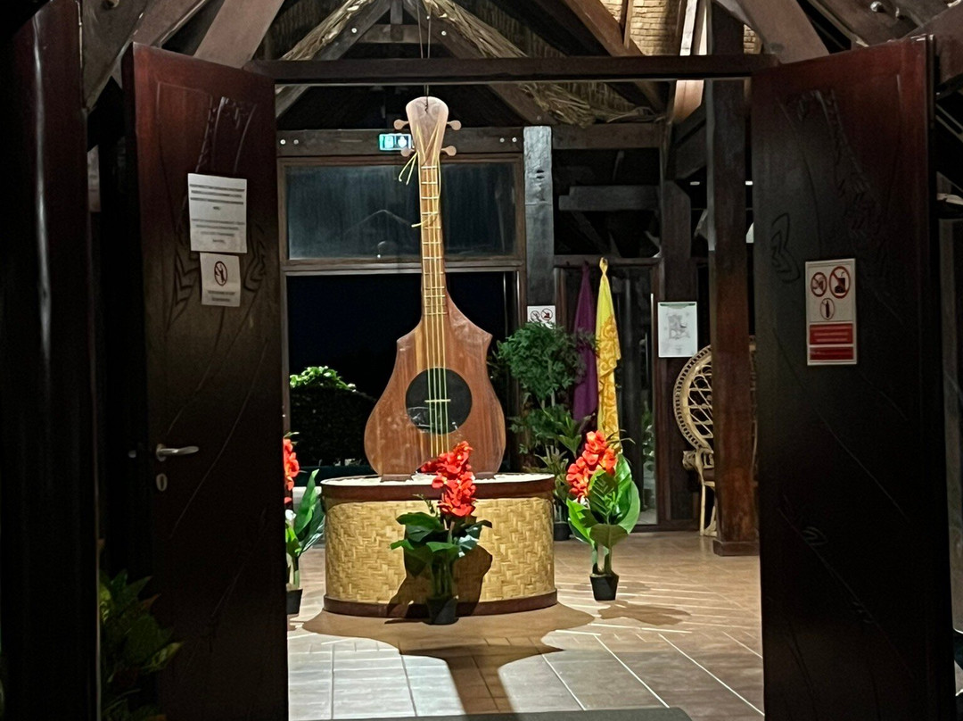 波拉波拉岛皇家酒店主图