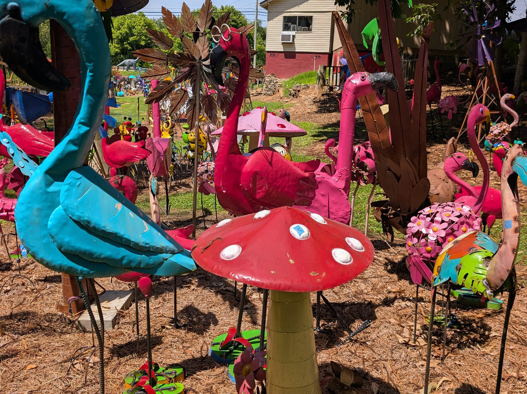 The Zoo Groovy Yard Art-Mineral Bluff必去景点