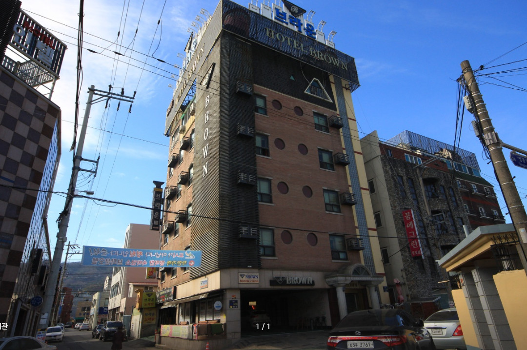 布朗酒店主图