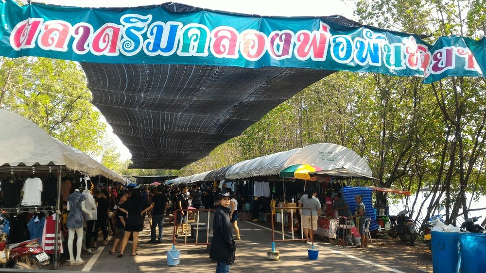 Phanthai Norasing Floating Market