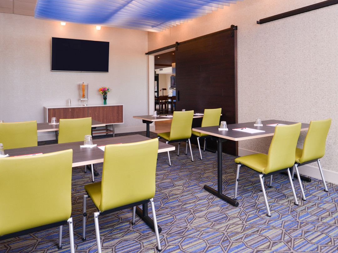 Holiday Inn Express & Suites Olathe West By IHG主图