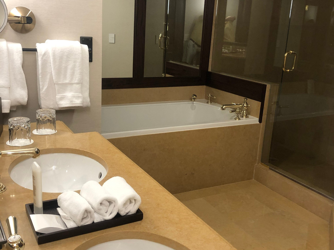 The Brazilian Court Hotel & Beach Club主图