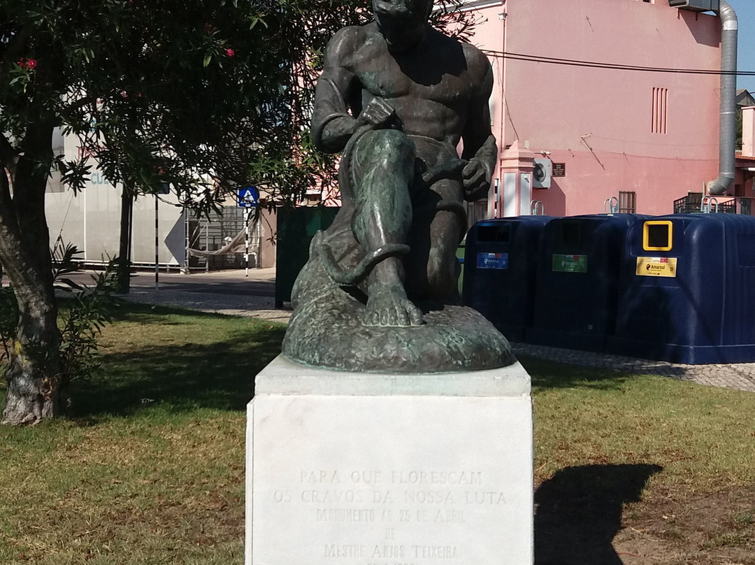 Estátua Homenagem Ao 25 De Abril