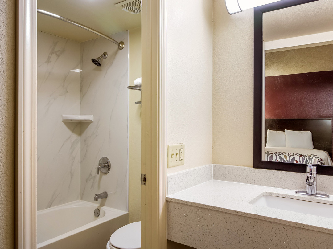 Red Roof Inn Houston East - I-10主图