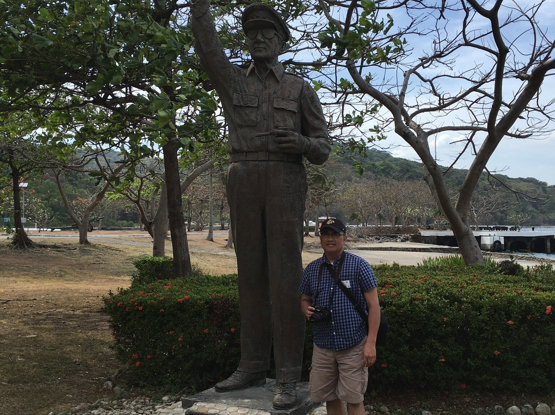 MacArthur Statue