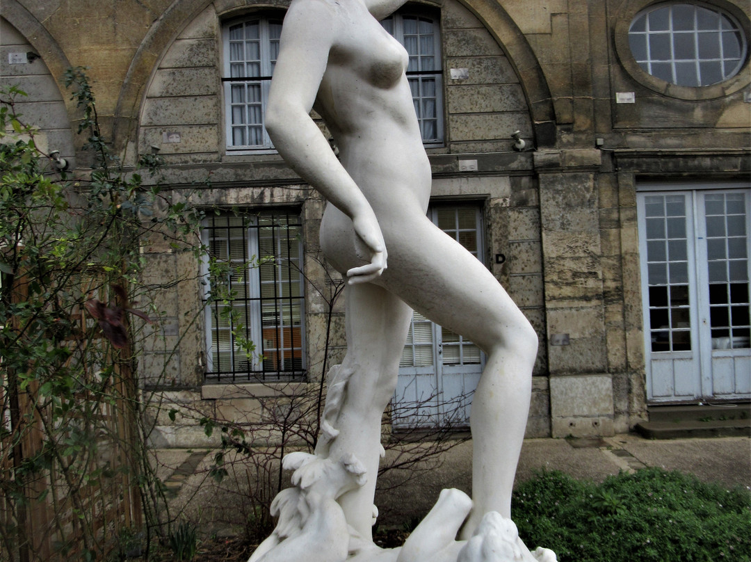 Femme nue debout son bras gauche levé-Stains必去景点