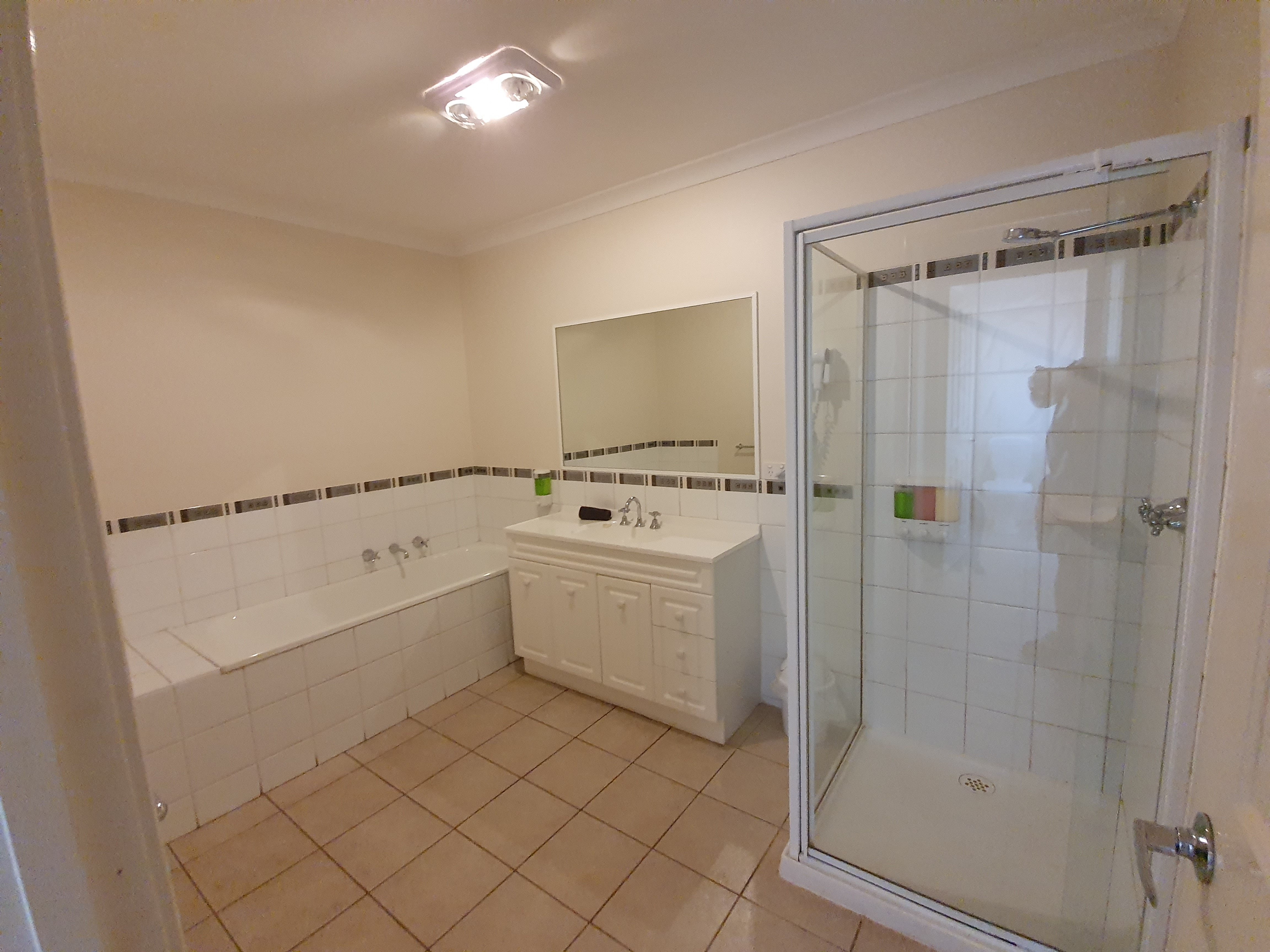 Melton Motor Inn and Apartments-浴室