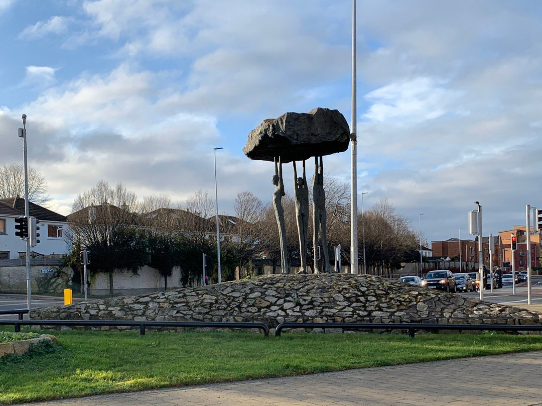 The Blackrock Dolmen Sculpture景点图片