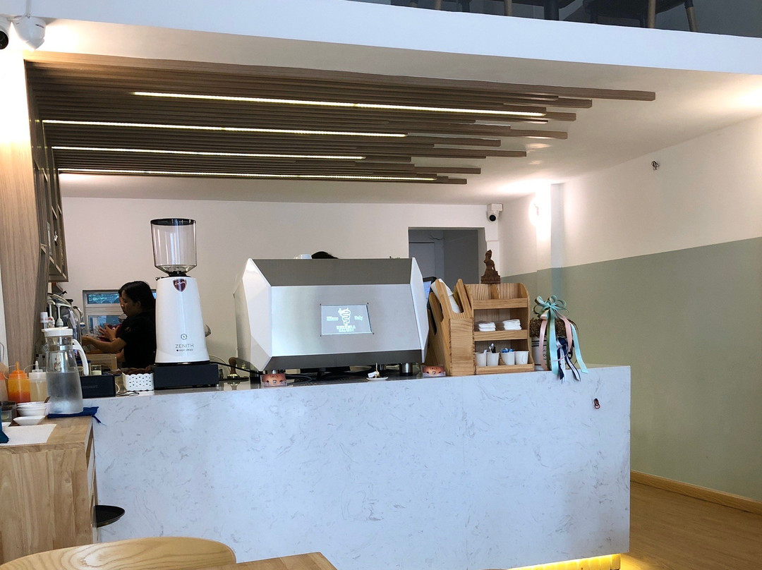 Lola Restaurant and Coffee