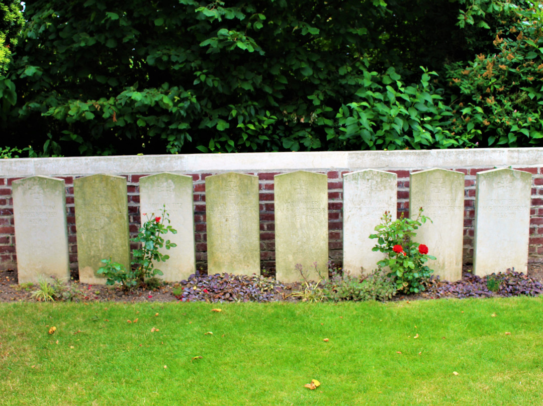 Pont-D'Achelles Military Cemetery景点图片