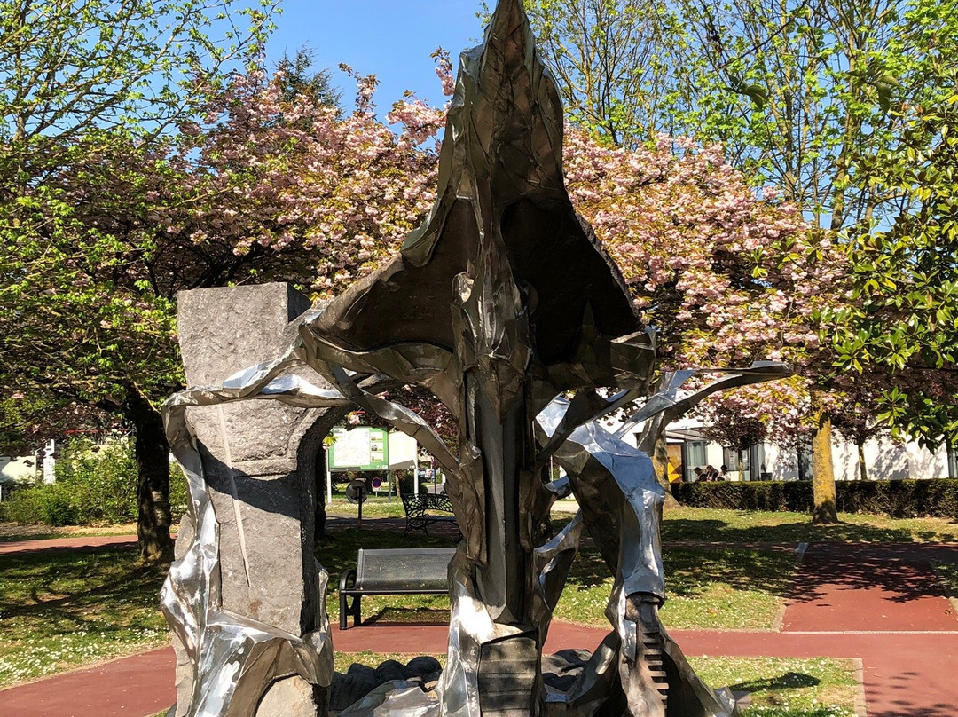 Sculpture Métalithe-鲁瓦西必去景点