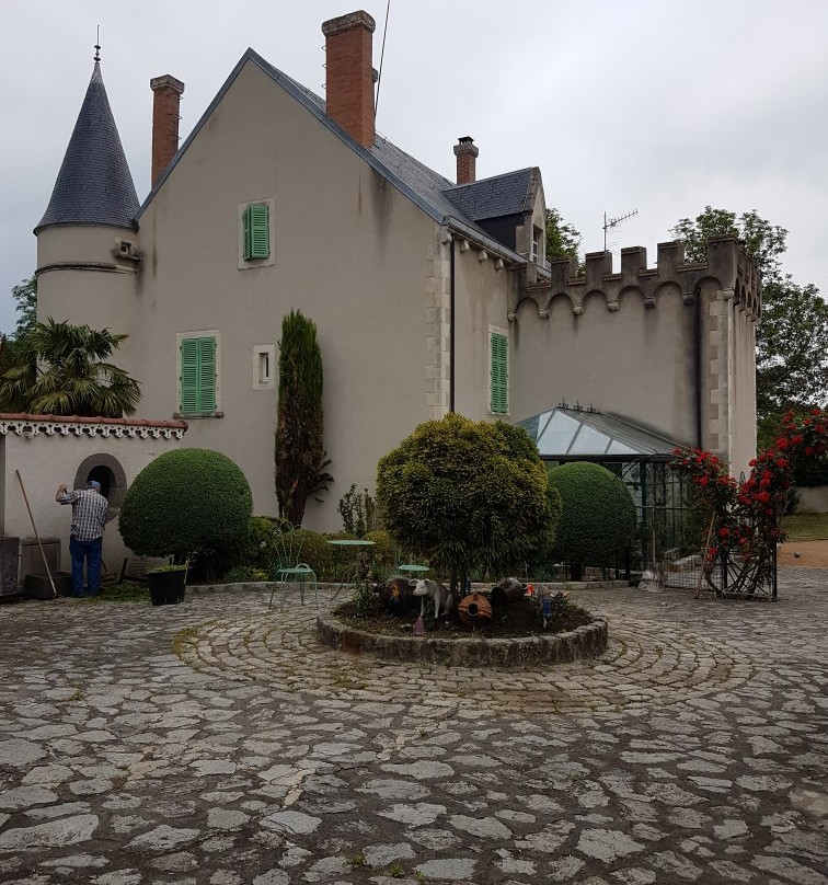 Au Fond de la Cour主图