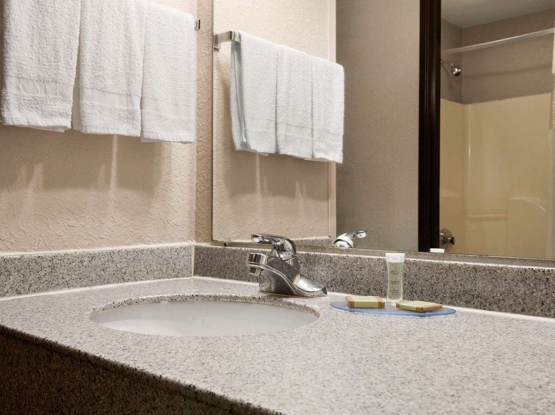 Super 8 by Wyndham Green Bay I-43 Bus. Park主图