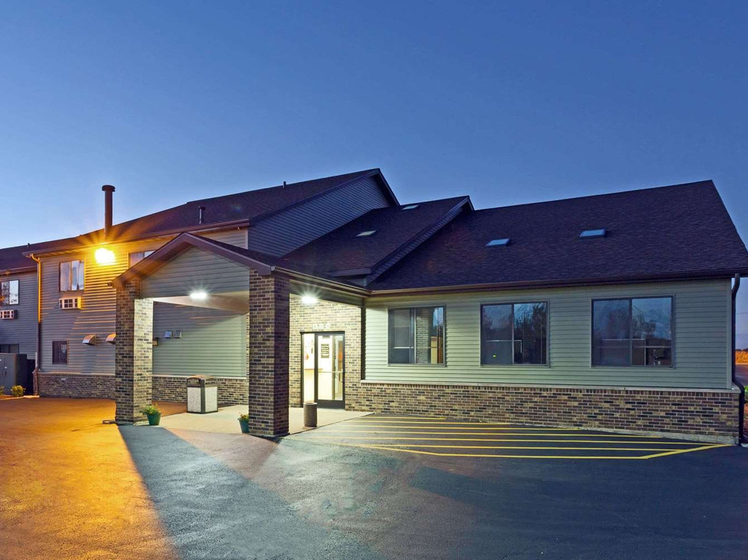 伊利诺斯州迪卡尔布速 8 酒店主图