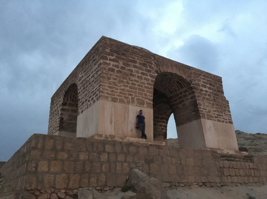 Chaar Taaghi Zigurat-Neyasar必去景点