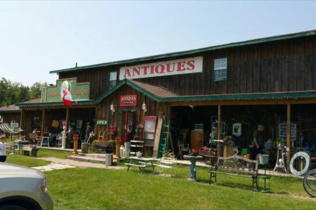 Antiques On Highway 48景点图片