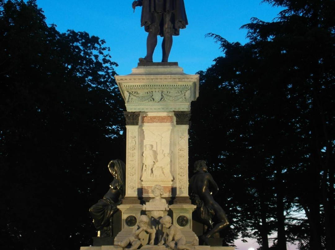 Monumento a Raffaello景点图片