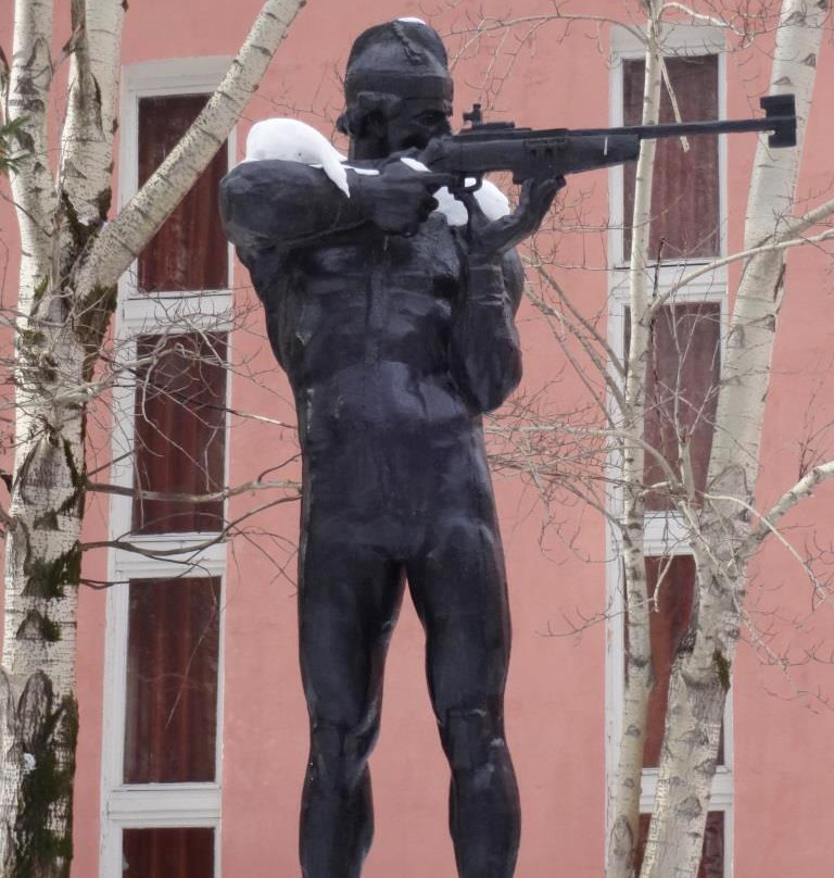 Monument to Biathlonist景点图片