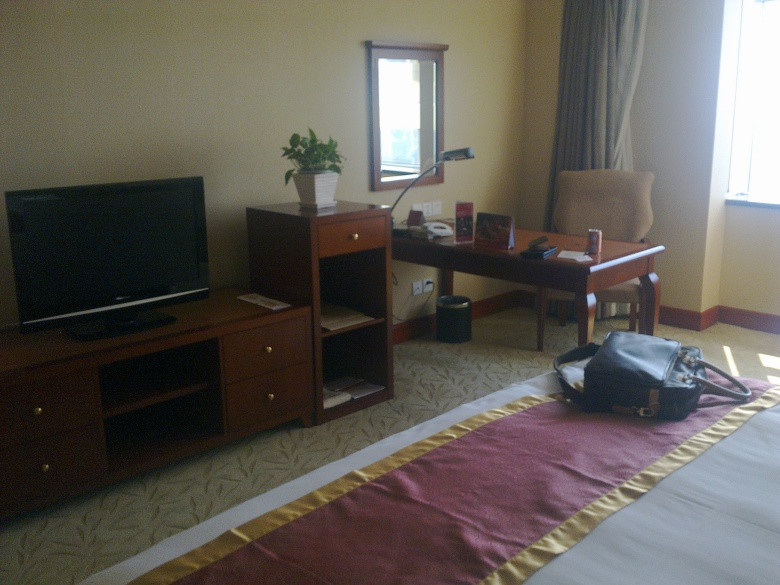 金鹰皇冠假日酒店主图