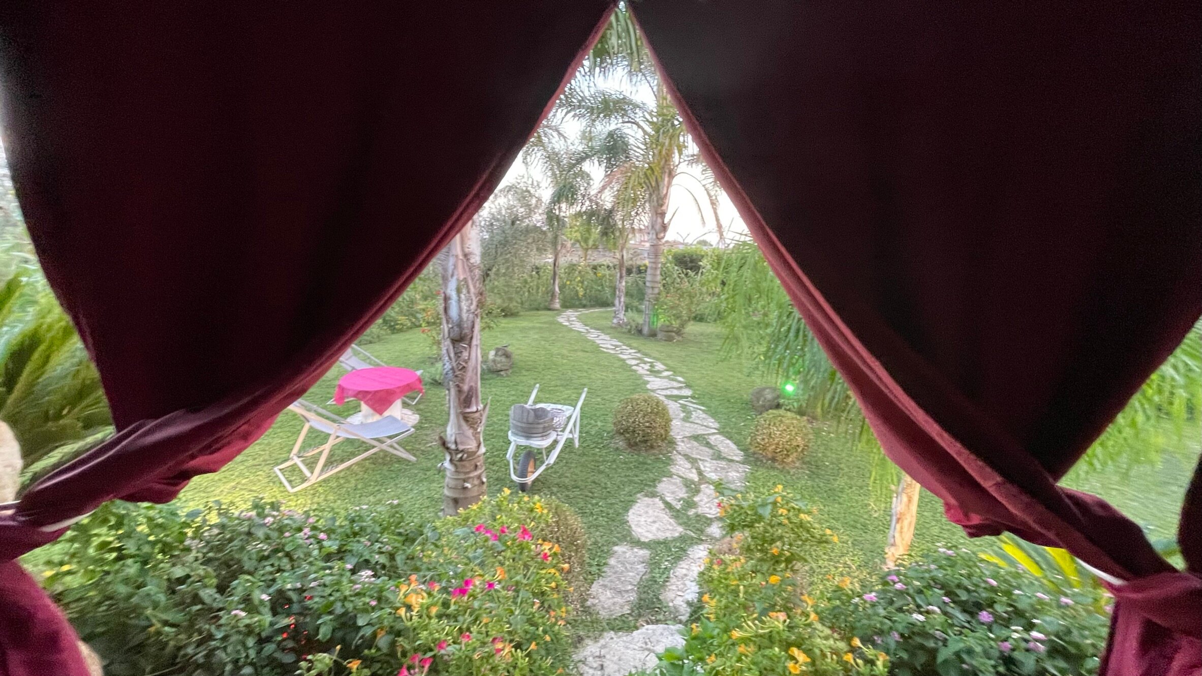Il Giardino Dei Flintstones B&B-泳池