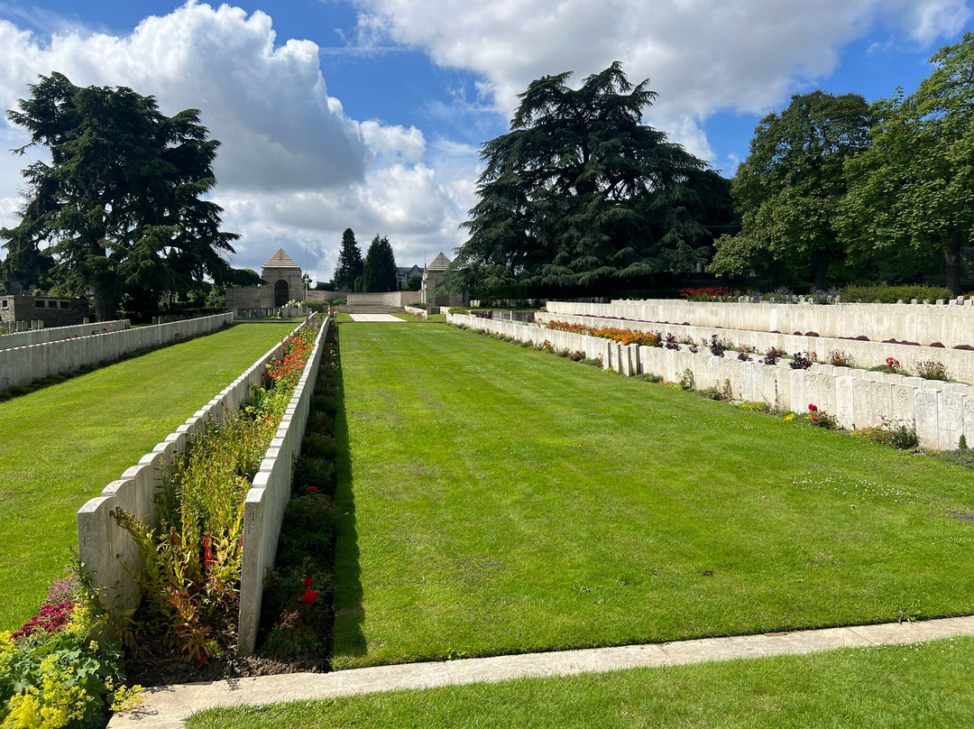 Longuenesse Saint Omer Souvenir Cemetery景点图片