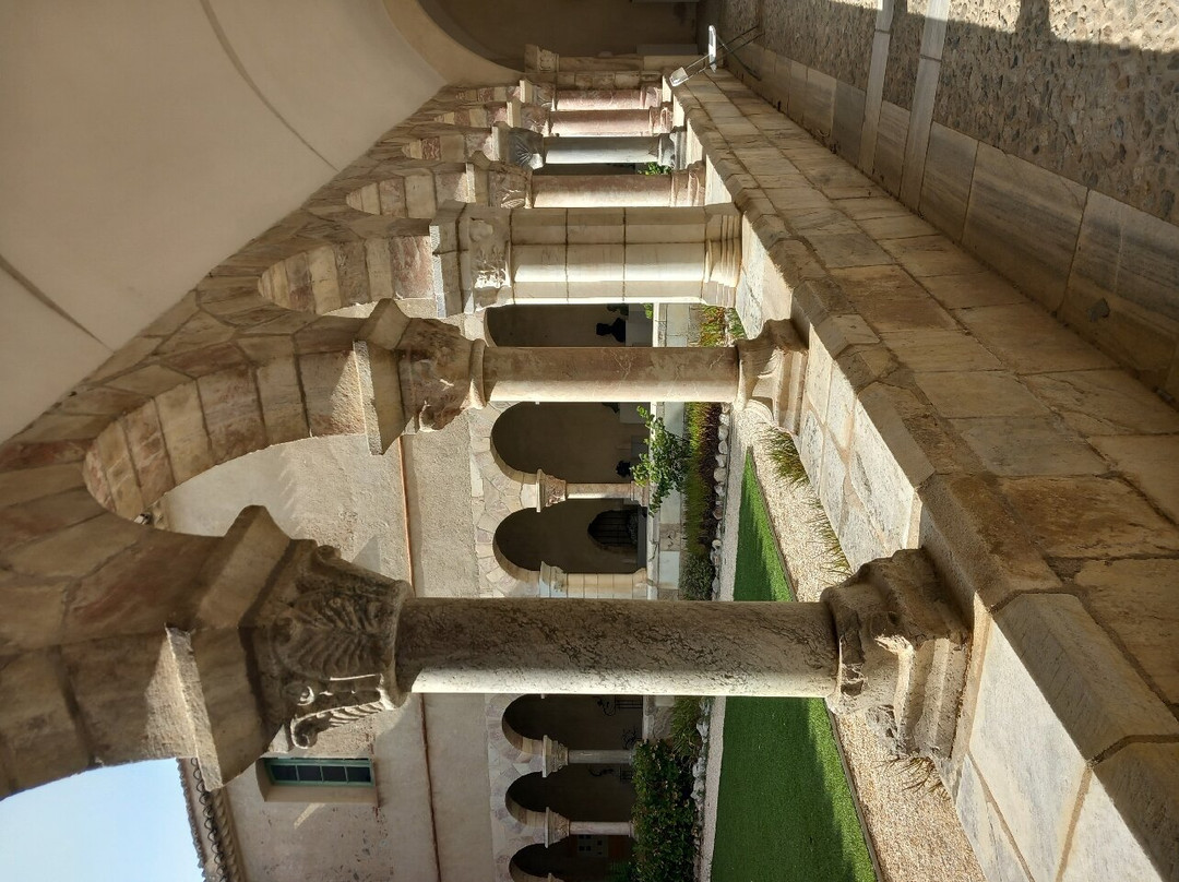 Eglise Saint Michel , le cloitre et le linteau景点图片
