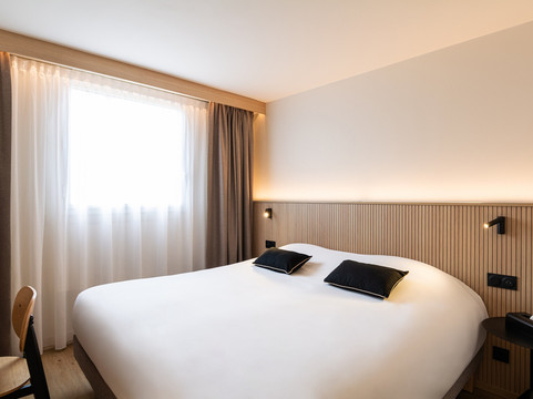 塞纳河畔大饭店主图