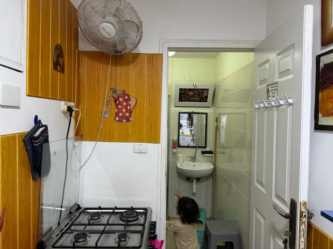 The Lowest Place On Earth主图