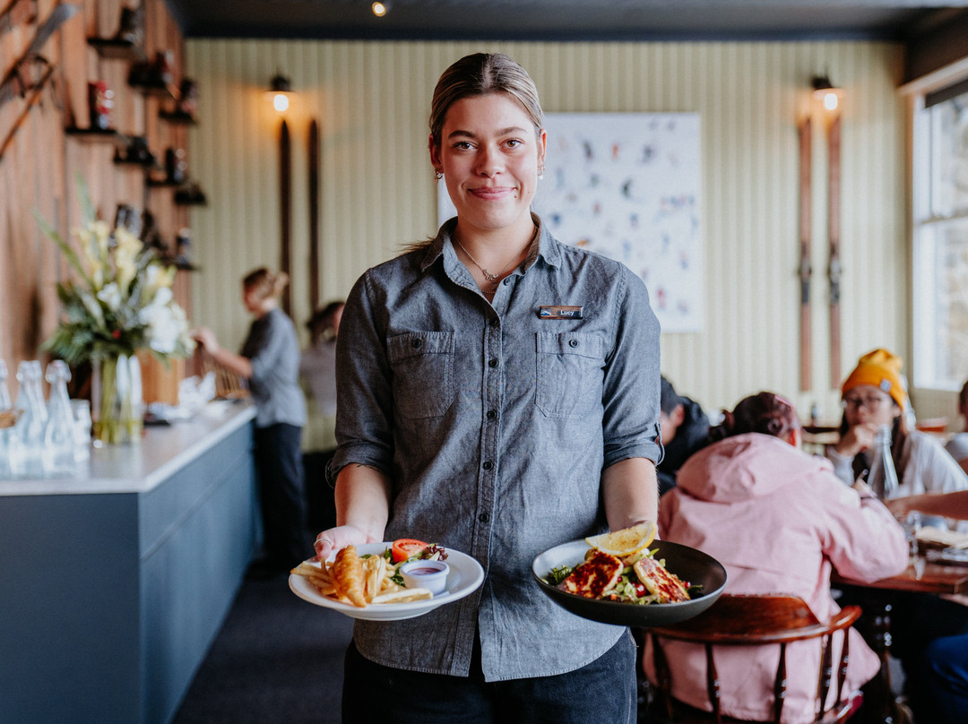 Falls Creek Hotel主图