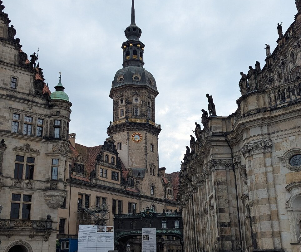 Schlossplatz-德累斯顿必去景点