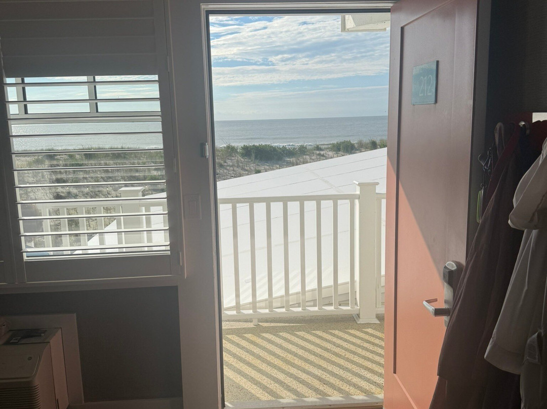 Spray Beach Oceanfront Hotel主图