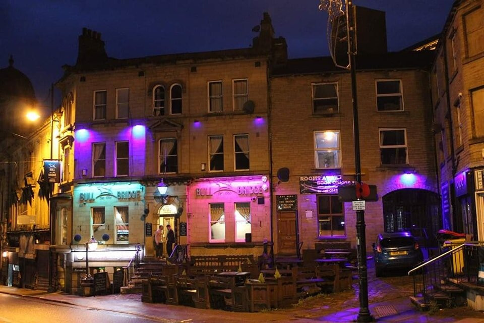 The Bull on the Bridge Hotel & Sowerby Taps-Sowerby Bridge必去景点