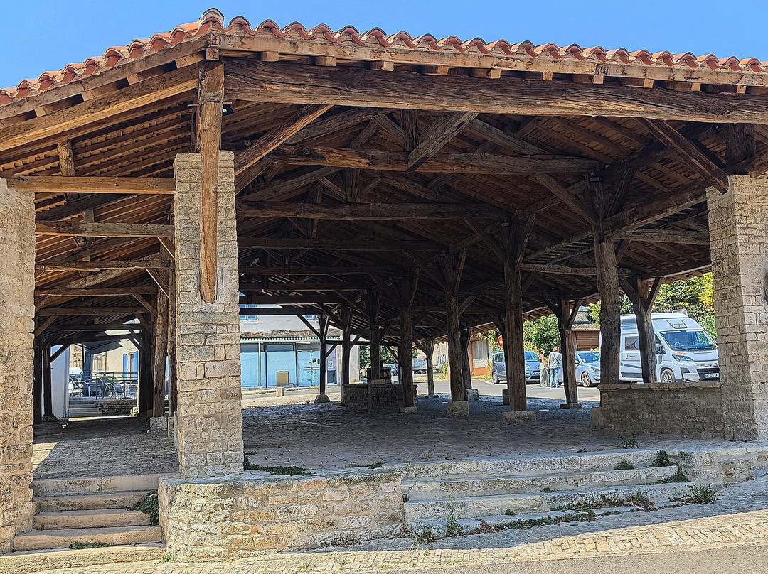 Halles du XVIIIe siècle-Pamproux必去景点