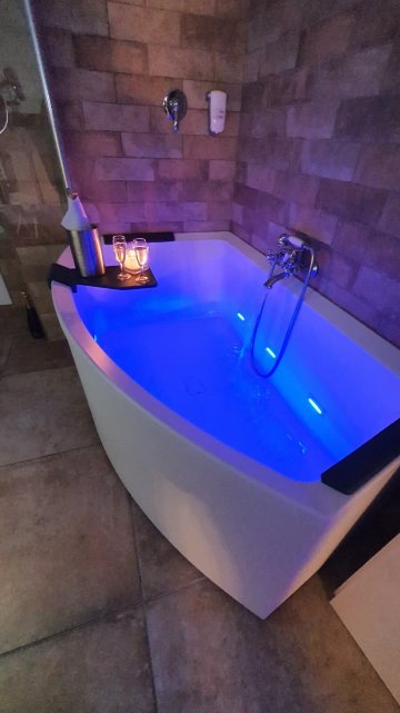 马尔瓦西奥泳池按摩浴缸套房别墅-浴室