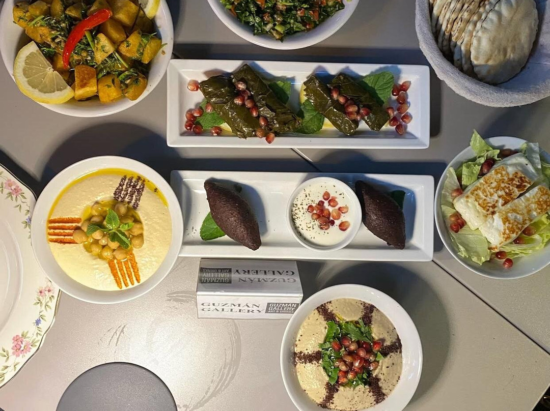 Guzmán Gallery Art & Drinks